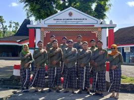 Pamong Kalurahan Pengkol Kenakan Busana Kejawen di Hari Kamis Pon, Lestarikan Budaya Lewat Tradisi